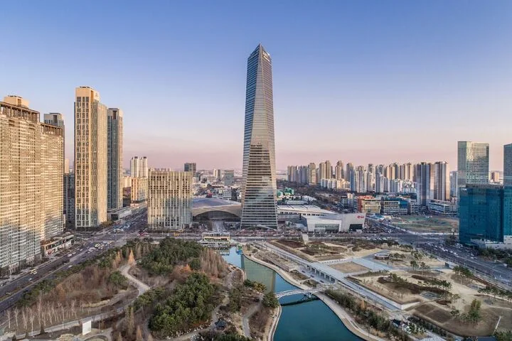 인천공항 1터미널 장기주차장에서 방문 이유에 맞는 동선을 살펴보는 장면